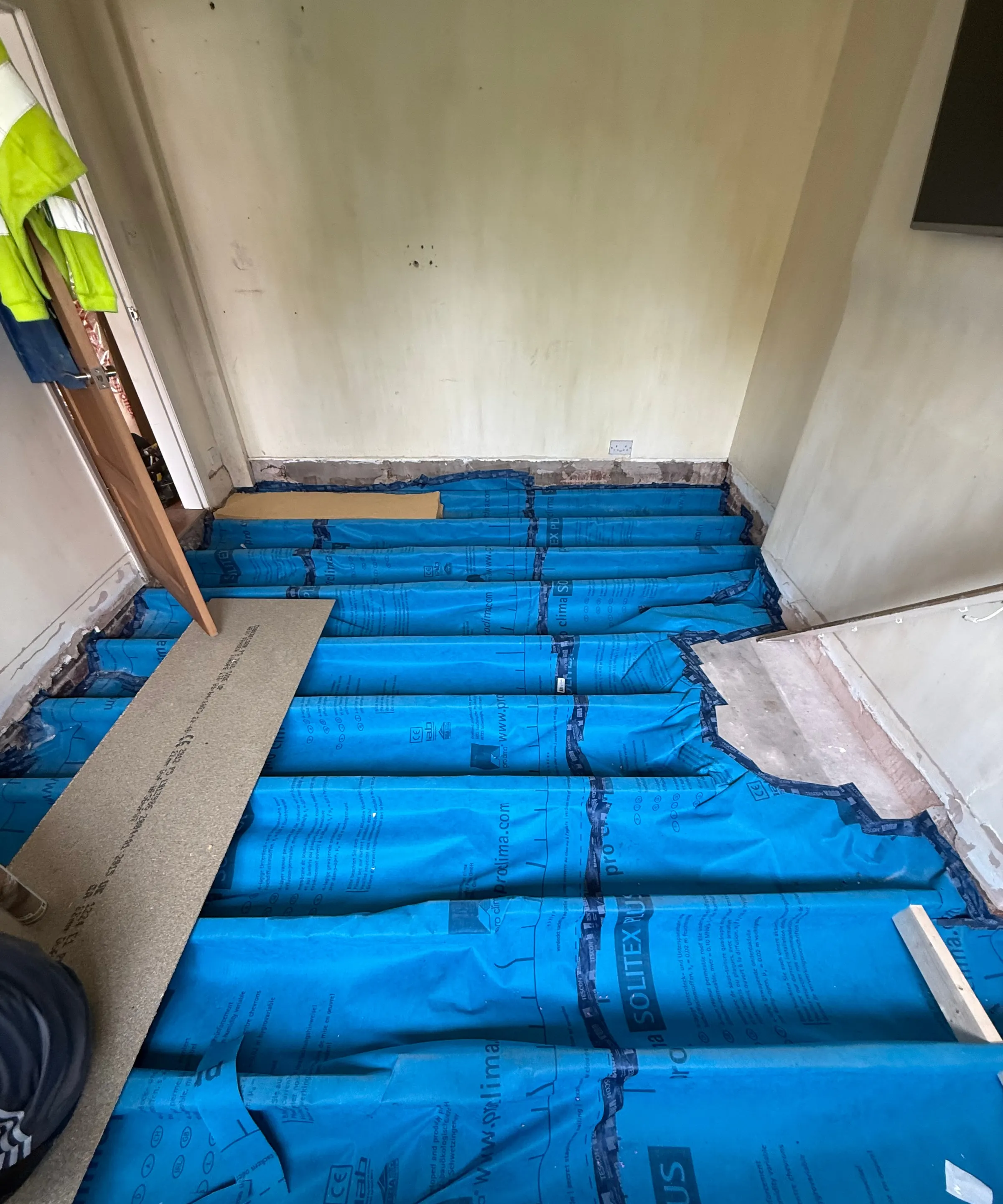 Floor insulation — Membrane between joists